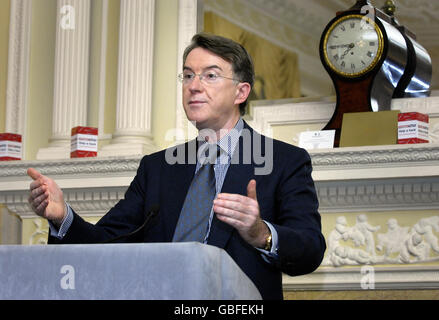 Il segretario d'affari Lord Mandelson si rivolge agli ospiti durante un pranzo per la beneficenza dei giornalisti al Simpson's nello Strand di Londra. Foto Stock