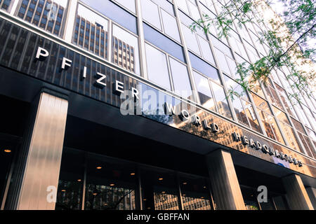 La Pfizer World Headquarters Building anteriore, NYC Foto Stock