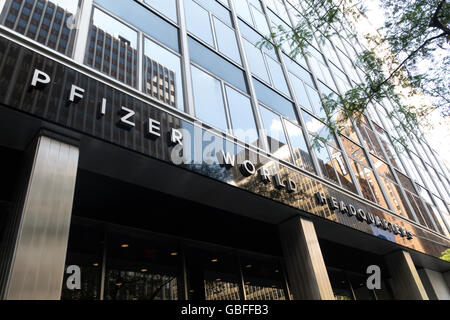 La Pfizer World Headquarters Building anteriore, NYC Foto Stock