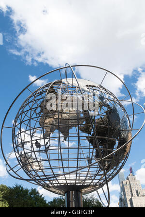 Globo in acciaio scultura, 59th Street, Columbus Circle, NYC Foto Stock