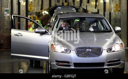 Il cancelliere ombra George Osborne si mette al volante di una Jaguar XF mentre esce dalla fine della linea di produzione nello stabilimento di Castle Bromwich di Jaguar. Foto Stock