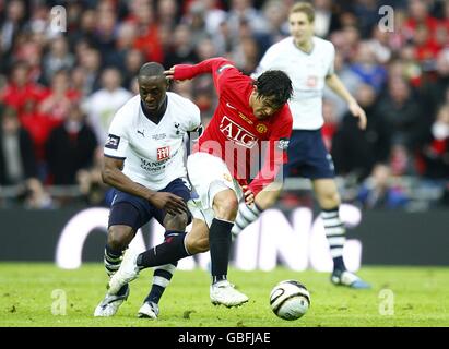 Carlos Tevez (centro) e Tottenham Hotspur's Ledley King (a sinistra) battaglia per la palla Foto Stock