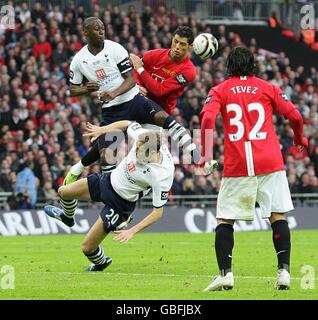 Michael Dawson di Tottenham Hotspur (a sinistra) e Darren Bent (seconda a sinistra) Sfida Cristiano Ronaldo di Manchester United (al centro) per la palla come Carlos Tevez (a destra) guarda sopra Foto Stock