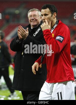 Calcio - Carling Cup - finale - Manchester United v Tottenham Hotspur - Wembley Stadium. Il manager del Manchester United Alex Ferguson (a sinistra) applaude i fan dopo la partita Foto Stock