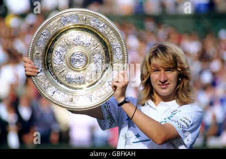 Tennis - Wimbledon Championships - Ladies' Singles - Final - Steffi Graf v Martina Navratilova. Steffi Graf solleva il trofeo Singles delle Signore dopo la sua vittoria dei tre set Foto Stock