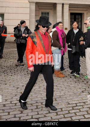 Un look Michael Jackson simile a un'intrattenere in attesa di tifosi fuori dal Lanesborough Hotel nel centro di Londra, dove si dice che la star pop Michael Jackson stia soggiornando. Foto Stock