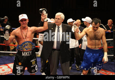 Boxing - Luce EBU Middleweight lotta per il titolo europeo - Jamie Moore v Michele Piccirillo - Robin Park Centre Foto Stock