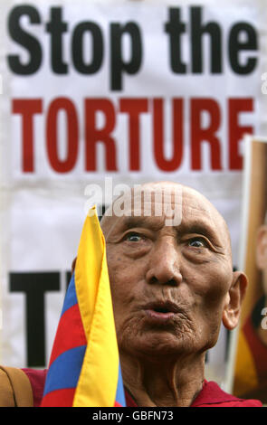 Palden Gyatso, un monaco buddista tibetano ordinato durante un raduno di protesta nel centro di Londra contro le azioni cinesi in Tibet. Foto Stock