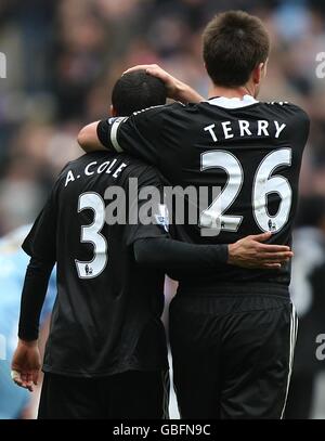 John Terry di Chelsea (a destra) e Ashley Cole (a sinistra) festeggiano la loro vittoria dopo il fischio finale. Foto Stock