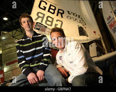 Paul Goodison (a destra), medaglia d'oro a vela olimpica, presenta Mark Williams di 16 anni, di St Osyth, Essex, con un nuovo laser Dinghy, al RYA Boat and Dinghy Show di Alexandra Palace, Londra. Il regalo è a nome della carità dei bambini Starlight, che concede una volta nel corso della vita desideri per i bambini gravemente e terminalmente malati. Foto Stock