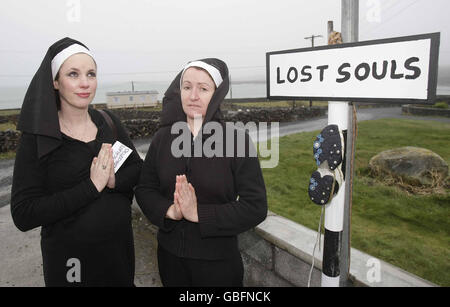 Nicky Deasy (a sinistra) e Anna o'Brian di Galway durante il terzo annuale Father Ted Fest sull'isola di Inis Mor sulla costa occidentale dell'Irlanda. Foto Stock