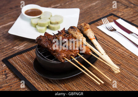 Tradizionale indonesiana piatto di carne su un tavolo di legno Foto Stock