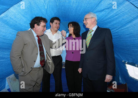 (Da sinistra a destra) il senatore Dan Boyle, il Ministro Eamon Ryan, il Senatore Deirdre De Burca e il leader del Partito Verde John Gormley posano per una foto nella tenda dell'UNHCR durante l'Ard Fheis del Partito Verde a Whites Hotel, Wexford, Irlanda. Foto Stock