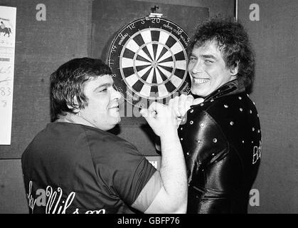 Darts - Embassy World Professional Championship. I semifinalisti Jocky Wilson e Bobby George mostrano le loro eleganti camicie Foto Stock