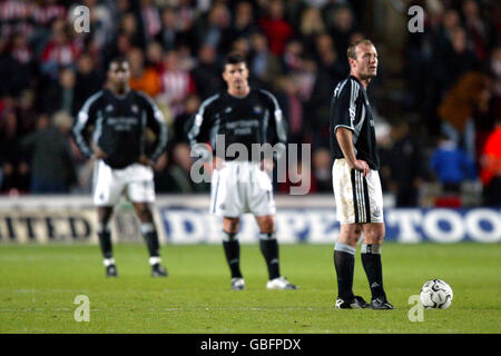 Calcio - fa Barclaycard Premiership - Southampton v Newcastle United. Alan Shearer, il Newcastle United, è stato abbattuto durante il tiraggio del 3-3 contro Southampton Foto Stock