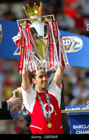 Calcio - fa Barclaycard Premiership - Arsenal v Leicester City. L'Edu dell'Arsenal festeggia con il trofeo Premiership Foto Stock