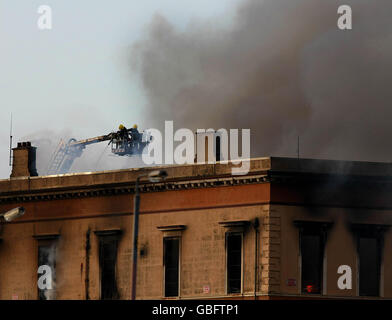 I vigili del fuoco assistono a una brillantata nello storico tribunale di Crumlin Road a Belfast, Irlanda del Nord. Foto Stock