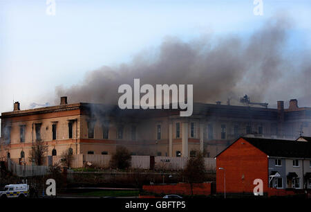 I vigili del fuoco assistono a una brillantata nello storico tribunale di Crumlin Road a Belfast, Irlanda del Nord. Foto Stock