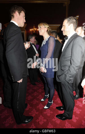 Il principe William parla con Sara Cox e ben-de-Lisi, durante una cena formale al St James's Palace per i sostenitori del principale centro di beneficenza per i giovani senza tetto del Regno Unito, celebrando il suo 40° anniversario. Foto Stock