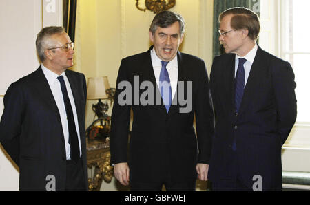 Il primo Ministro Gordon Brown parla con il Presidente della Banca Mondiale Robert Zoellick (a destra) e con il Ministro delle Finanze italiano Giulio Tremonti (a sinistra) prima di un incontro per discutere del finanziamento dei sistemi sanitari al 10 Downing Street di Londra. Foto Stock