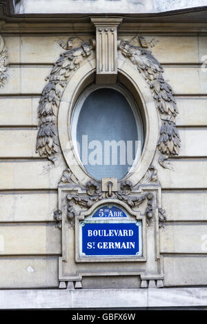 Segno per Boulevard Snt Germain. Cartello stradale sulla parete, Paris, Francia. Foto Stock