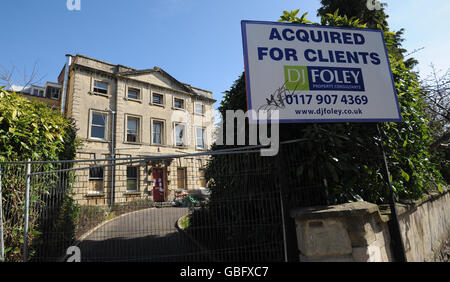 Una vista generale di una casa padronale di grado II a Clifton, Bristol, patrimonio mondiale dell'umanità, dove gli squadroni si sono spostati. Foto Stock