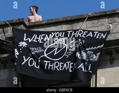 Un banner è attaccato alla parte anteriore di una casa padronale di grado II a Clifton, Bristol, patrimonio mondiale dell'umanità, dove gli squadroni si sono spostati. Foto Stock