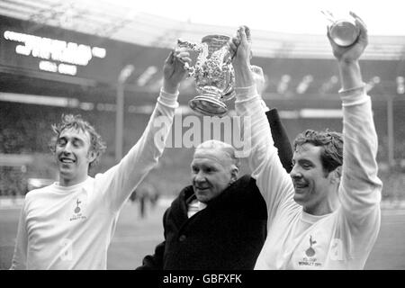 (L-R) Martin Chivers, il manager Bill Nicholson e il capitano Alan Mullery di Tottenham Hotspur mostrano la League Cup dopo la vittoria del 2-0 della loro squadra Foto Stock