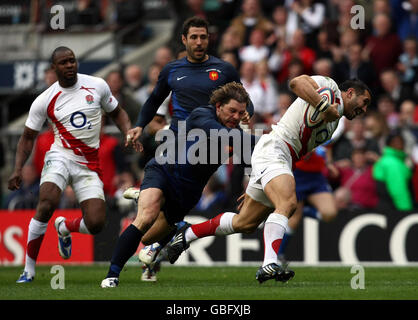 Cedric Heymans (centro) in Francia tenta di affrontare il Riki Flutey (a destra) inglese sulla strada per segnare il quinto tentativo d'Inghilterra durante la partita RBS 6 Nations a Twickenham, Londra. Foto Stock