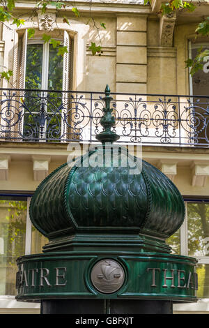 Parte superiore di Morris o colonna pubblicitaria a Parigi, Francia Foto Stock