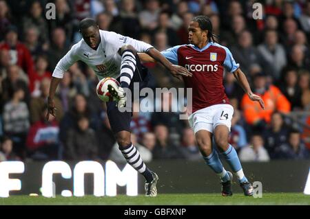 Calcio - Barclays Premier League - Aston Villa v Tottenham Hotspur - Villa Park. Ledley King di Tottenham Hotspur (a sinistra) e Nathan Delfoneso di Aston Villa (a destra) lottano per la palla Foto Stock