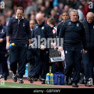 Martin o'Neill (a sinistra), manager di Aston Villa, e il suo assistente John Robertson (a destra) lascia il campo Foto Stock