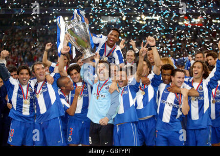 I giocatori del FC Porto sollevano il Trofeo UEFA Champions League Foto Stock