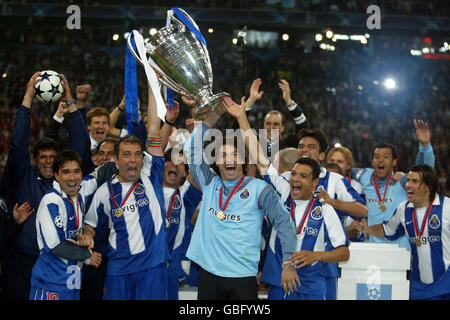 Calcio - UEFA Champions League - finale - Monaco / FC Porto. I giocatori del FC Porto sollevano il Trofeo UEFA Champions League Foto Stock