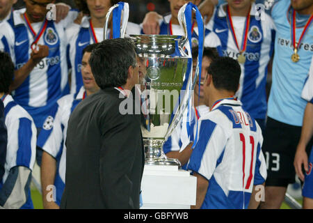 Calcio - UEFA Champions League - finale - Monaco / FC Porto. L'allenatore del FC Porto Jose Mourinho bacia il Trofeo UEFA Champions League Foto Stock