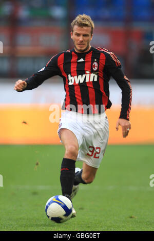 Una sciarpa David Beckham pende con orgoglio tra i cimeli dell'AC Milan  Fuori San Siro Foto stock - Alamy