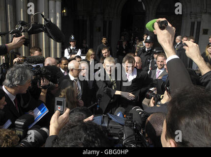 Sean Hodgson (a sinistra) e suo fratello Peter fuori dall'alta Corte di Londra, dopo Sean, che ha trascorso 27 anni dietro le sbarre per omicidio, sono andati liberi oggi dopo aver rovesciato la sua condanna 'non sicuro' dalla Corte d'appello. Foto Stock