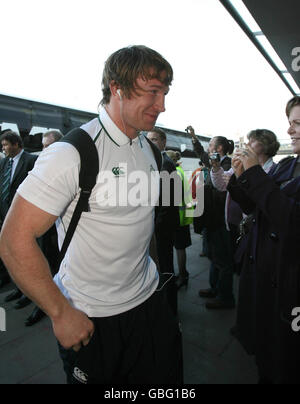 Rugby Union - partenza della squadra irlandese - Aeroporto di Dublino. Jerry Flannery in Irlanda arriva con la squadra per il loro volo all'aeroporto di Dublino, Dublino. Foto Stock