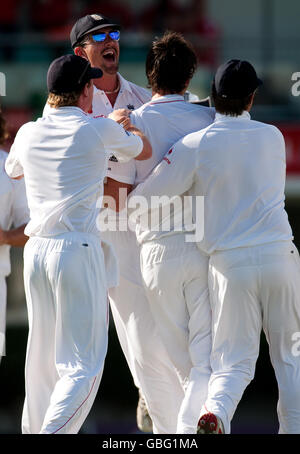 James Anderson (al centro) in Inghilterra festeggia con i compagni di squadra, tra cui Kevin Pietersen (seconda a sinistra) dopo aver licenziato il capitano dell'India occidentale Chris Gayle durante il quarto test a Kensington Oval, Bridgetown, Barbados. Foto Stock