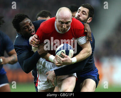 Tom Shanklin (centro) del Galles viene catturato tra Fulgence Ouedraogo (a sinistra) e Julien Malzieu durante la partita RBS 6 Nations allo Stade de France, Parigi, Francia. Foto Stock