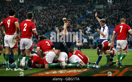 Imanol Harinordoquy (n.8, centro) celebra la prima prova della Francia durante la partita RBS 6 Nations allo Stade de France, Parigi, Francia. Foto Stock