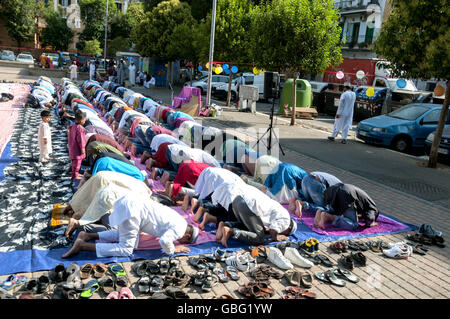 Roma, Italia. 06 Luglio, 2016. La comunità bengalese celebra inTorpignattara multi etnico intorno alla fine del mese del Ramadan ed esprime sentite condoglianze ai familiari della comunità bengalese delle vittime italiane di Dhaka. © Patrizia Cortellessa/Pacific Press/Alamy Live News Foto Stock