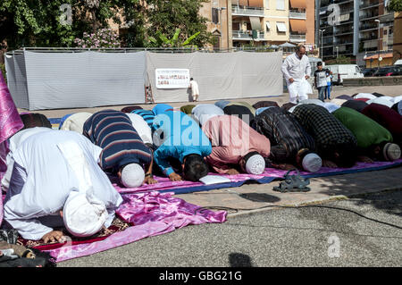 Roma, Italia. 06 Luglio, 2016. La comunità bengalese celebra inTorpignattara multi etnico intorno alla fine del mese del Ramadan ed esprime sentite condoglianze ai familiari della comunità bengalese delle vittime italiane di Dhaka. © Patrizia Cortellessa/Pacific Press/Alamy Live News Foto Stock