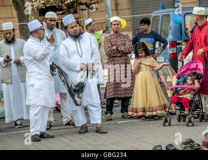 Roma, Italia. 06 Luglio, 2016. La comunità bengalese celebra inTorpignattara multi etnico intorno alla fine del mese del Ramadan ed esprime sentite condoglianze ai familiari della comunità bengalese delle vittime italiane di Dhaka. © Patrizia Cortellessa/Pacific Press/Alamy Live News Foto Stock