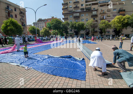 Roma, Italia. 06 Luglio, 2016. La comunità bengalese celebra inTorpignattara multi etnico intorno alla fine del mese del Ramadan ed esprime sentite condoglianze ai familiari della comunità bengalese delle vittime italiane di Dhaka. © Patrizia Cortellessa/Pacific Press/Alamy Live News Foto Stock