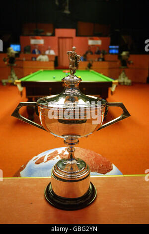 Snooker - Embassy World Championship 2004. Il trofeo Embassy World Championship è in mostra durante la semifinale tra Ronnie o'Sullivan e Stephen Hendry Foto Stock