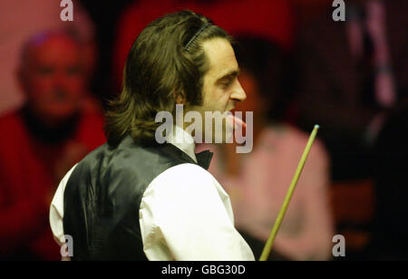 Snooker - Embassy World Championship 2004. Ronnie o'Sullivan tira fuori la lingua dopo aver perso un colpo durante la sua semifinale contro Stephen Hendry Foto Stock