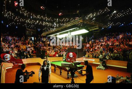 Snooker - Embassy World Championship 2004. Ronnie o'Sullivan esce da tutti i sorrisi alla fine della sessione pomeridiana mentre guida 13-3 contro Stephen Hendry nella semifinale Foto Stock