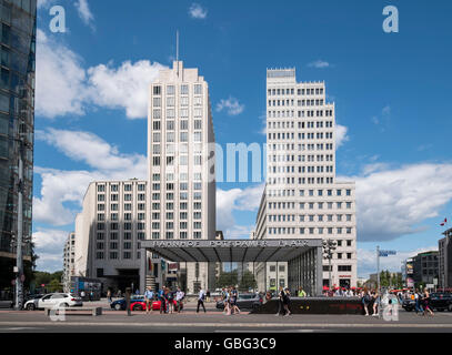Vista di edifici moderni con il Ritz Carlton Hotel a sinistra in Potsdamer Platz a Berlino Germania Foto Stock