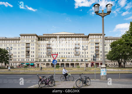 Storico ex socialista tedesco orientale edifici appartamento su Karl Marx Allee Berlino Germania Foto Stock